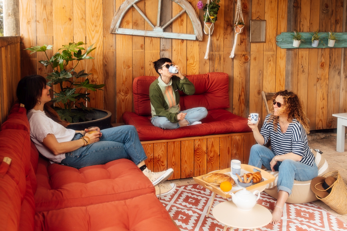 Sur la terrasse, profiter des banquettes et transat' pour une pause café
