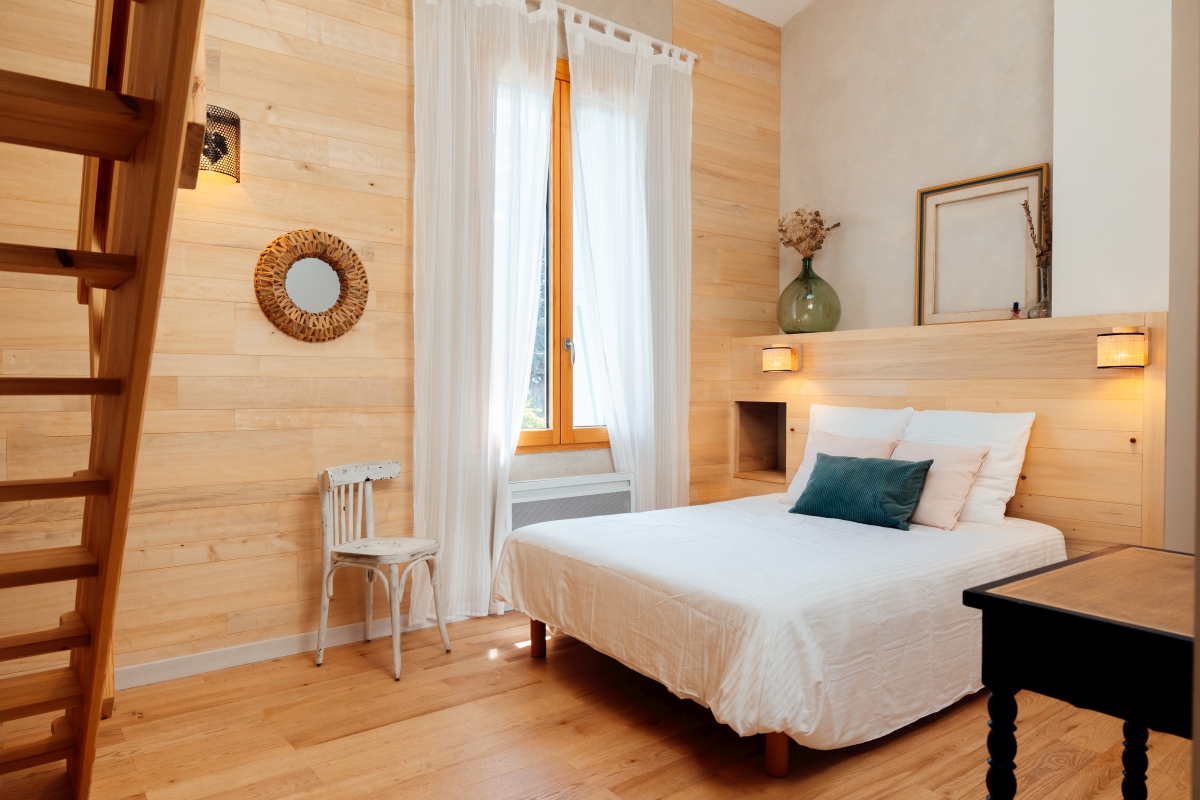 La chambre lumineuse de Kermès avec sa niche en bois de la tête de lit