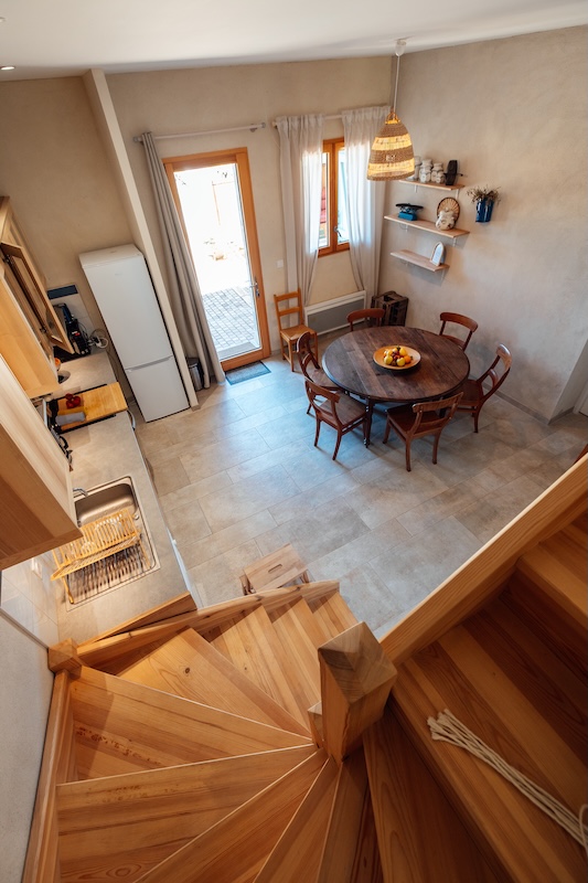 La grande cuisine conviviale avec table ronde en bois direct accès à la terrasse