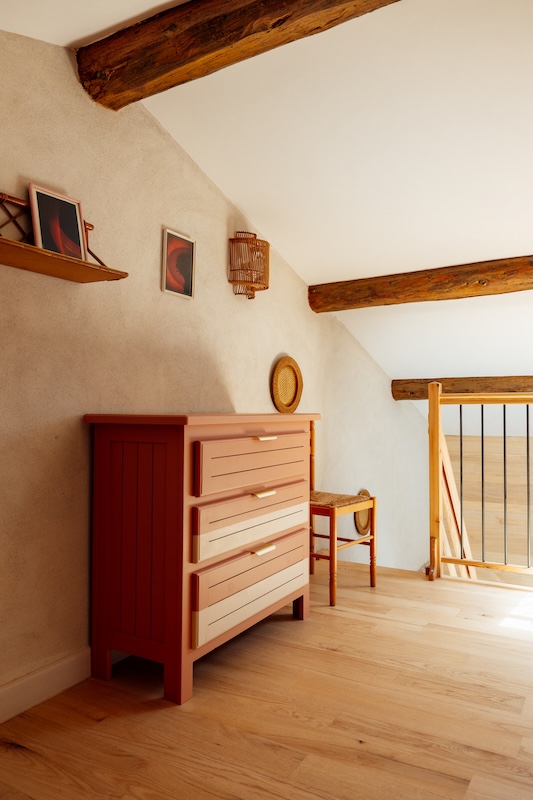 La commode relookée rose et dorée pour la mezzanine cosy