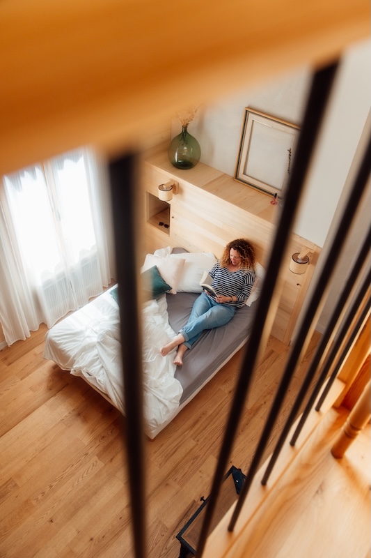 De la grande mezzanine, vue sur la chambre en bois 