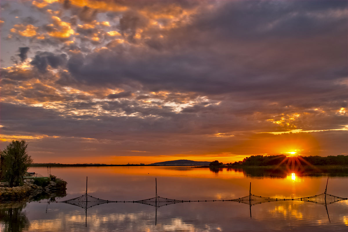 Coucher de soleil sur l'étang de Thau à Frontignan près des gîtes de la Maison Stony