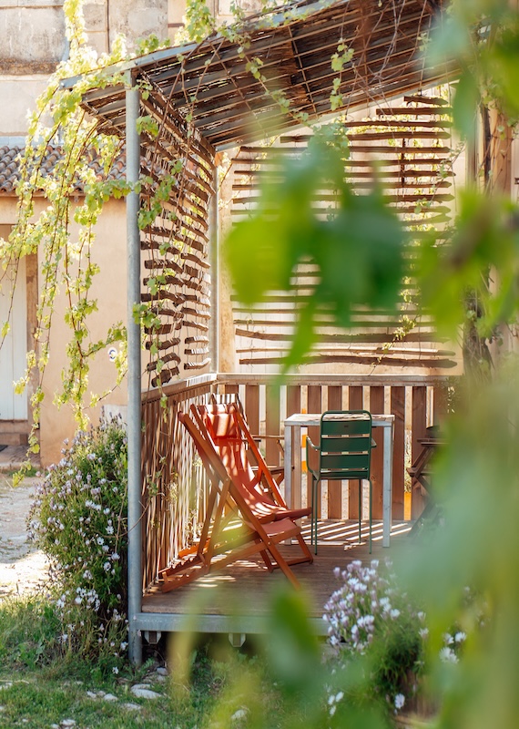 La terrasse privative ombragée avec la vigne du gîte lentisque