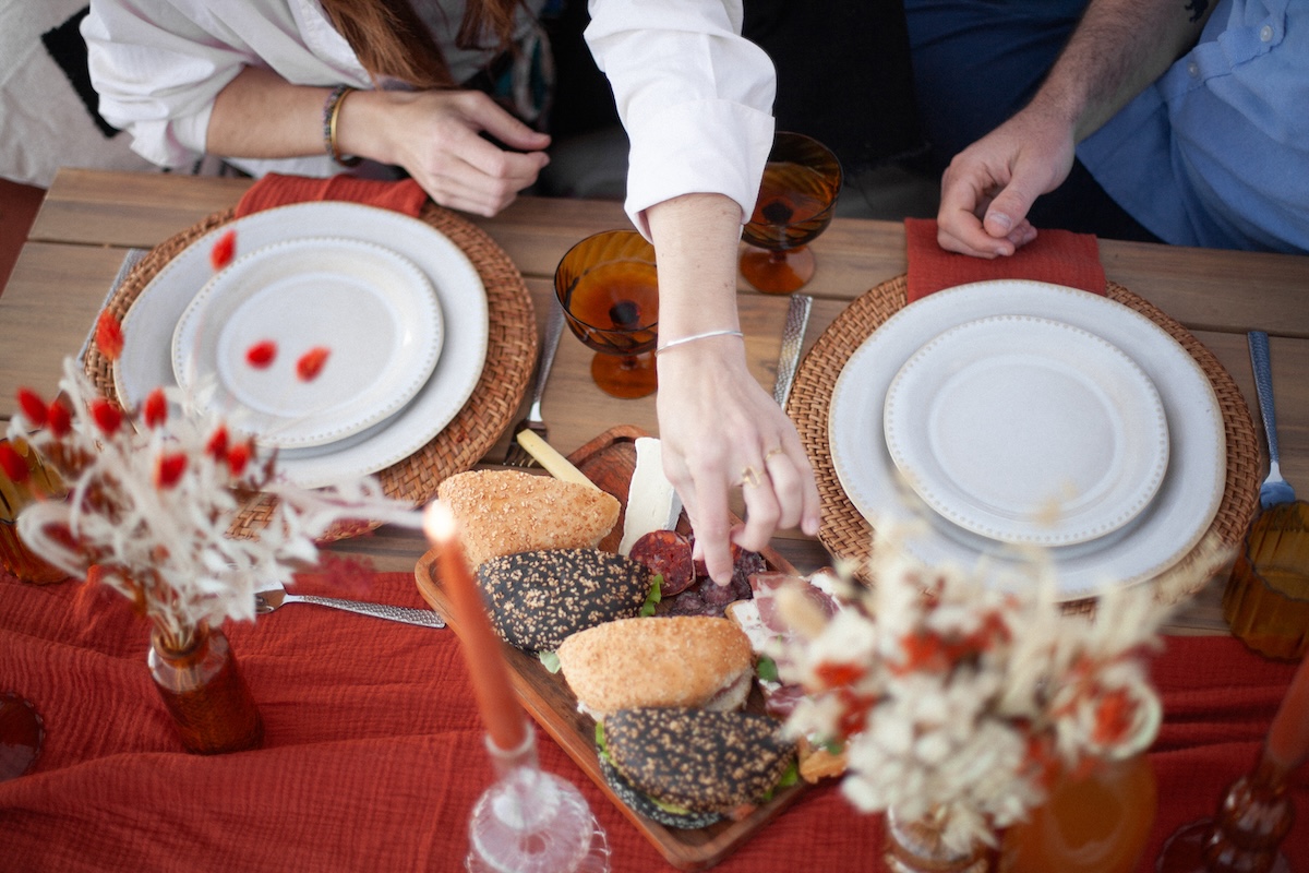 Planche apéritif dans les vignes pour un pique nique hors du temps