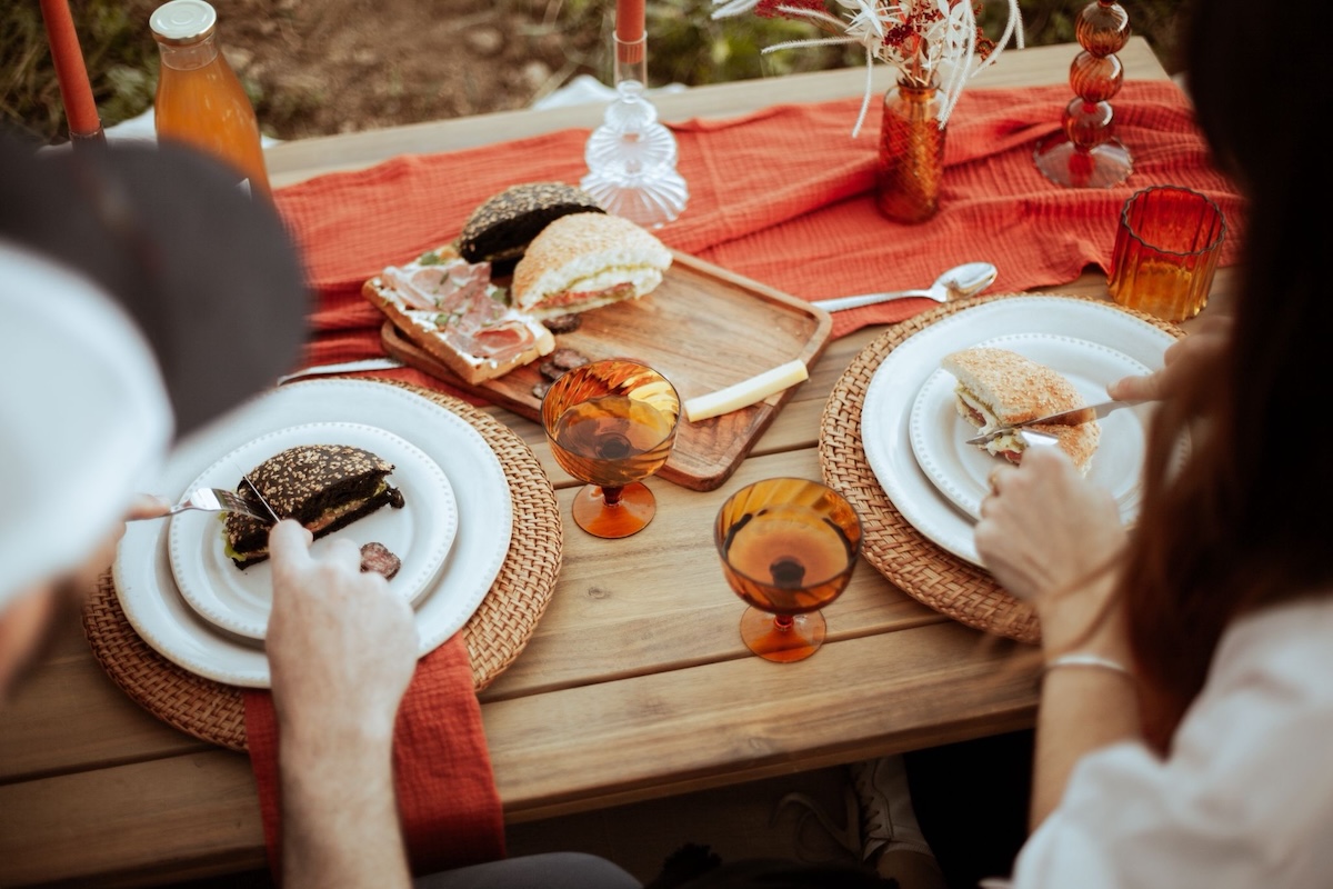 Pique nique au milieu des vignes, table en bois joliment dressée et apéritif