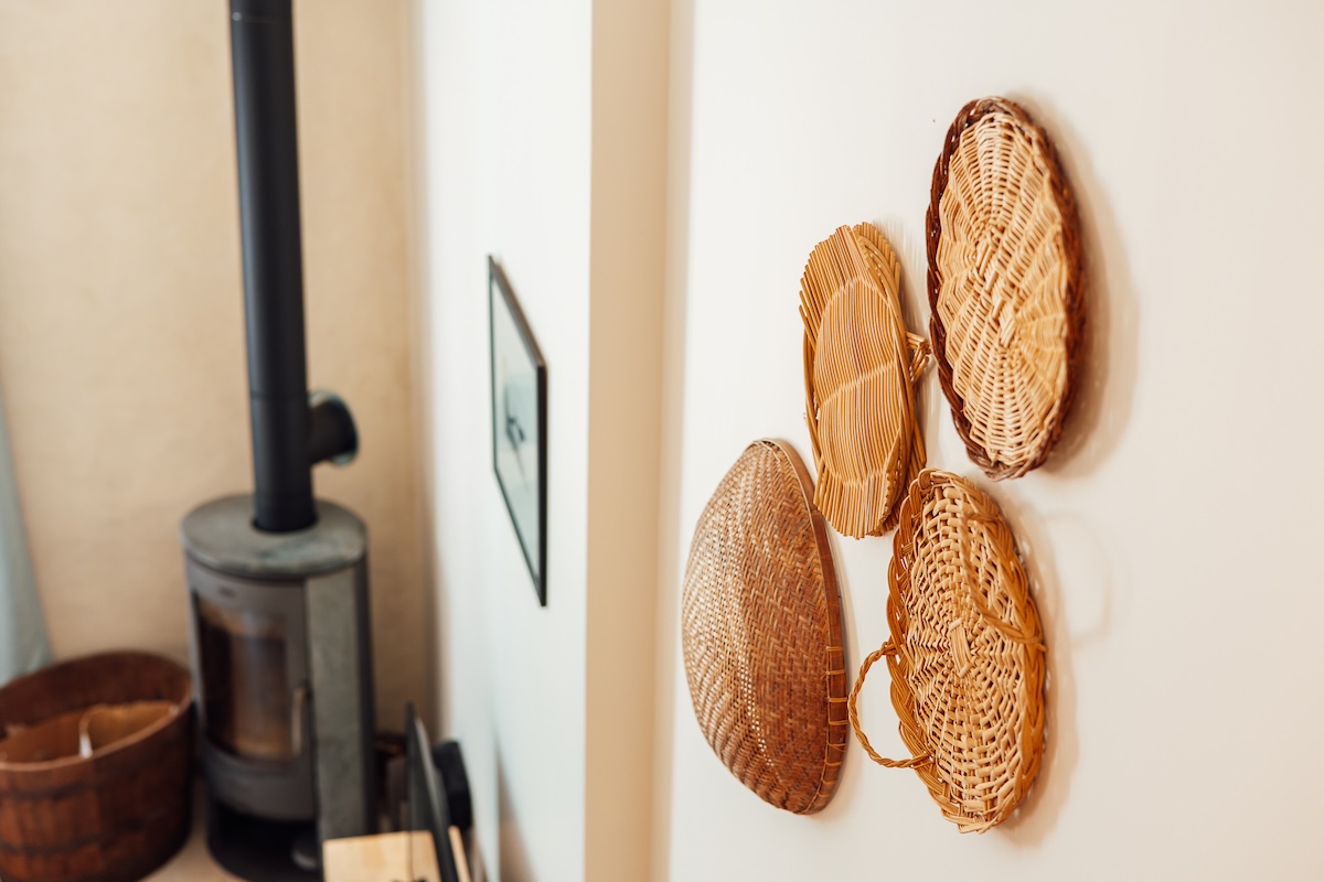 Le salon avec son poele à  bois pour des soirées cocooning avec la décoration en osier