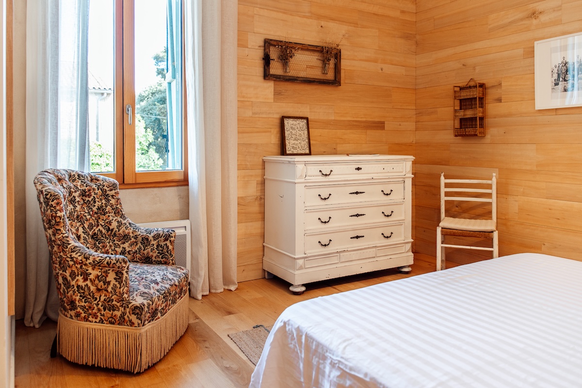 La chambre avec du mobilier chinés, une décoration personnalisé vintage et élégante à la fois avec du bois et de la chaux