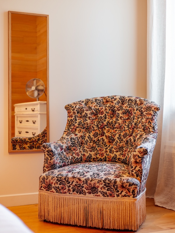 Un joli fauteuil vintage et une commode chinée pour un inérieur élégant