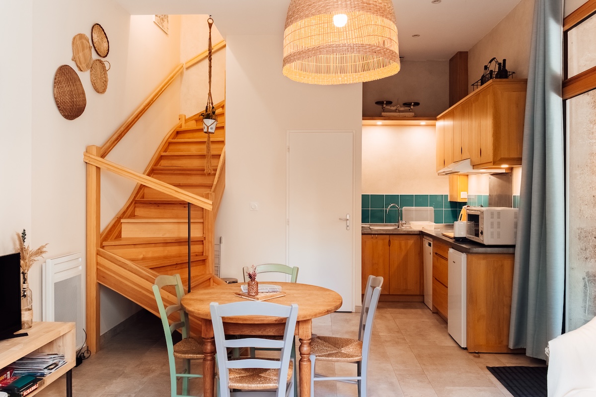 Le joli séjour avec son escalier en bois, sa cousine bleue