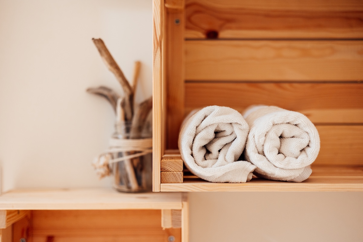 Le détail du bois flotté dans la salle du gite viticole