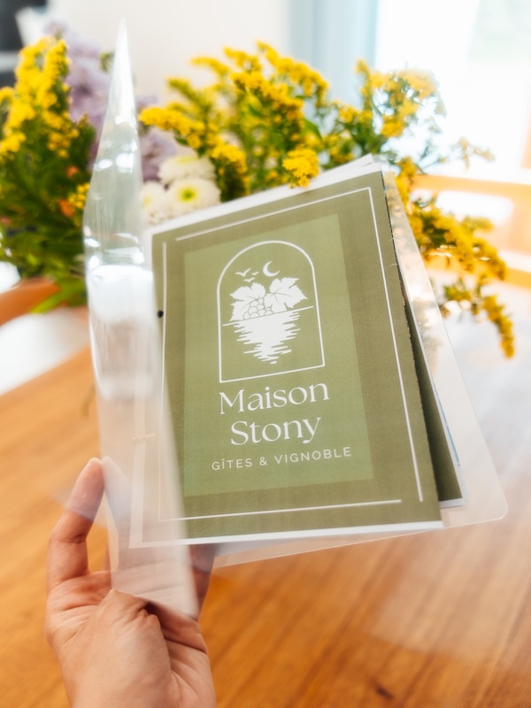 A la Maison Stony, on est accueilli avec un livret d'accueil pour nous aider pour le séjour
