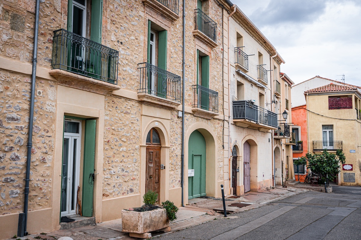 Le village traditionnel de Bouzigues, vieille pierre et maison vigneronne
