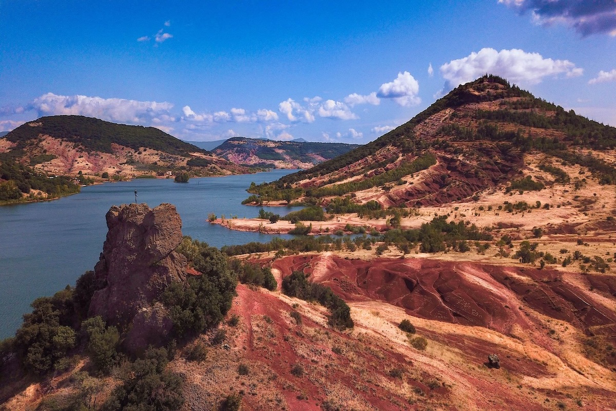 Partir découvrir le lac du Salagou dans l'Hérault près de Frontignan et le cirque de Mourèze